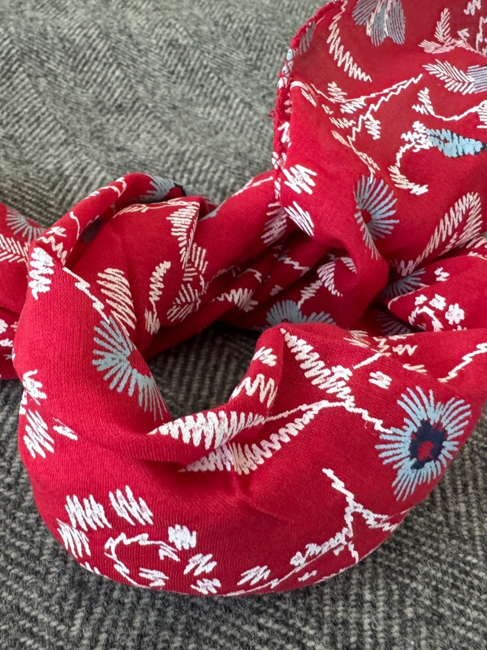NWOT, DARLING FLORAL PRINTED BANDANA